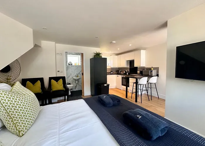 New Studio Apartment - Minutes Walk To Cathedral
